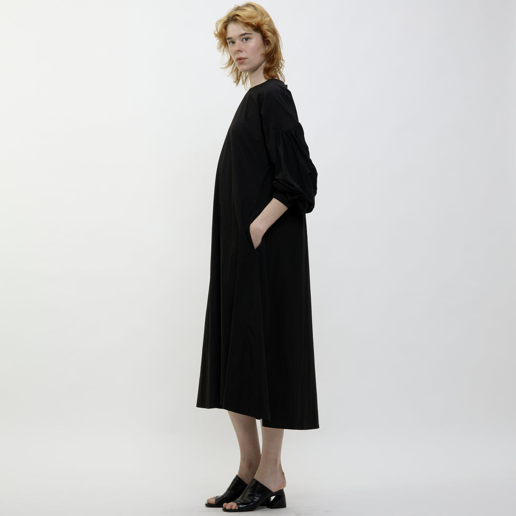 24AW CURVE SLEEVE DRESS - BLACK