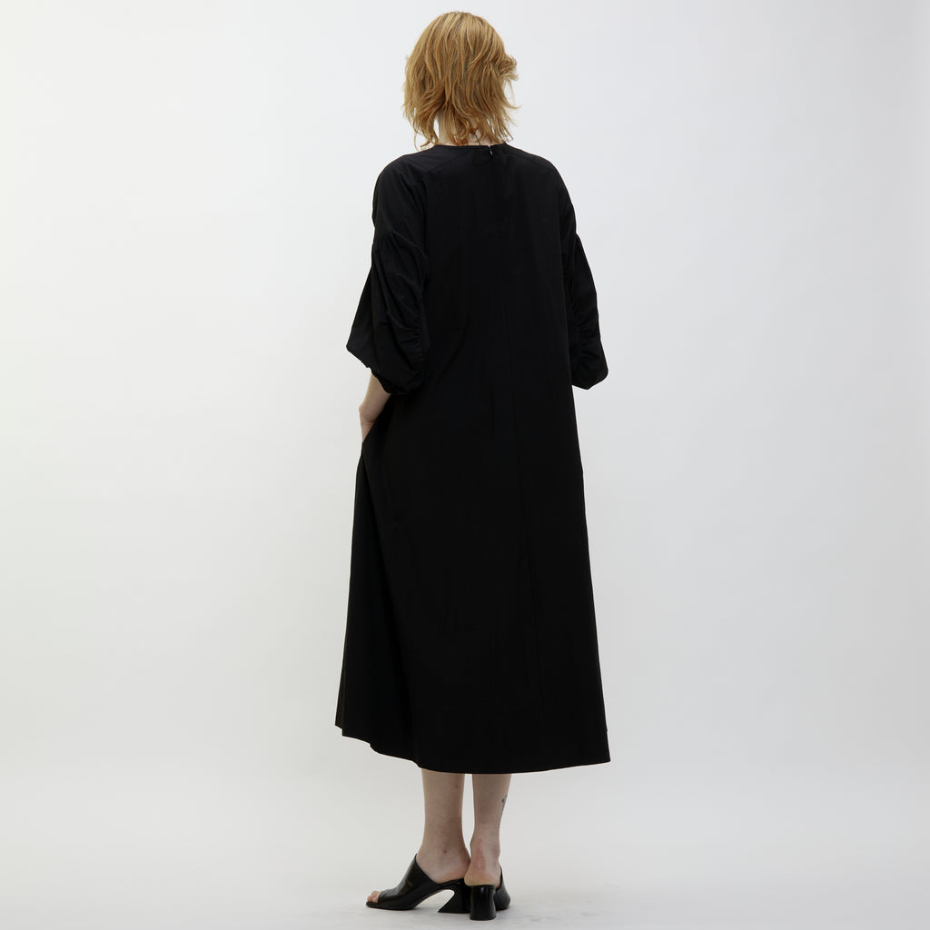 24AW CURVE SLEEVE DRESS - BLACK