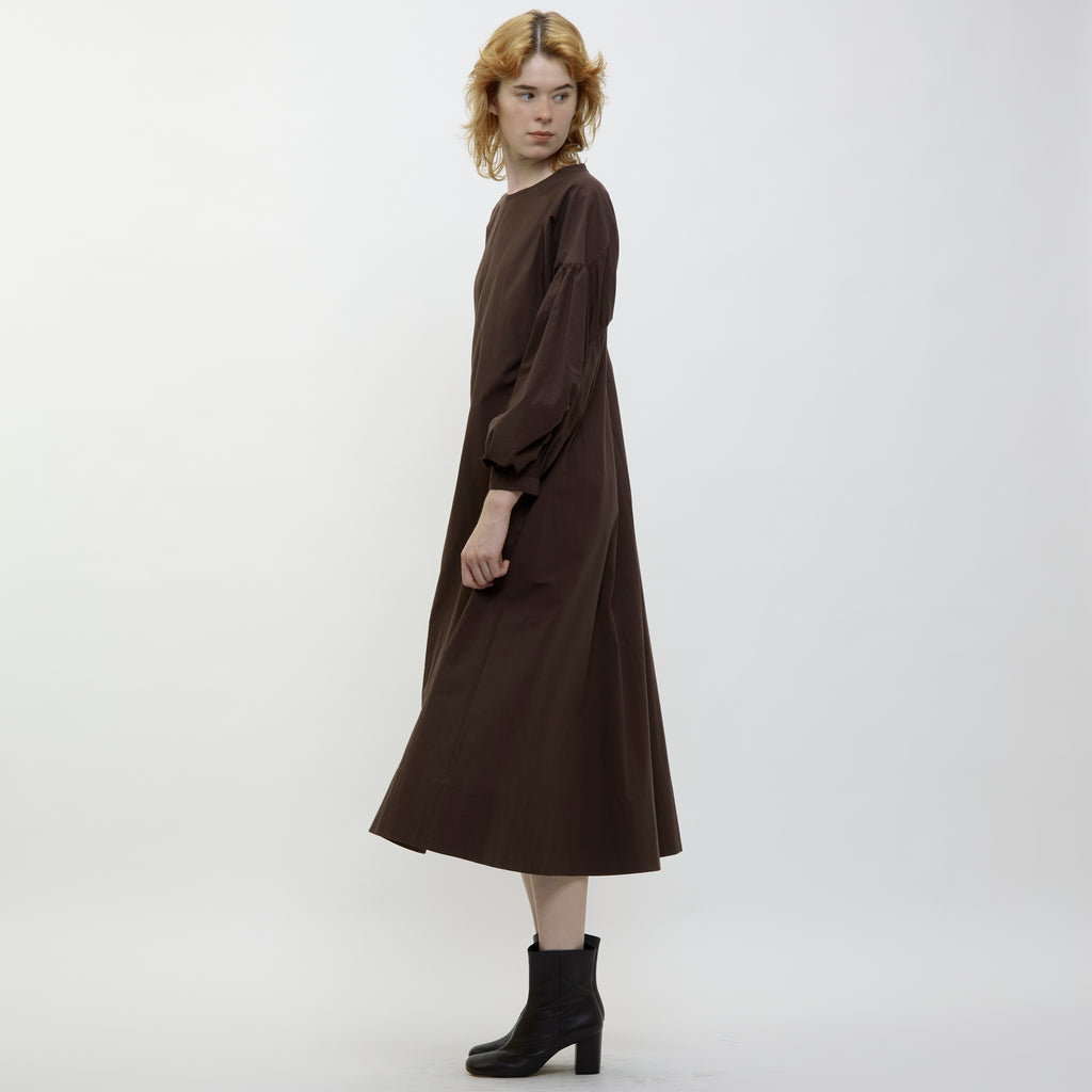 24AW CURVE SLEEVE DRESS - DARK BROWN