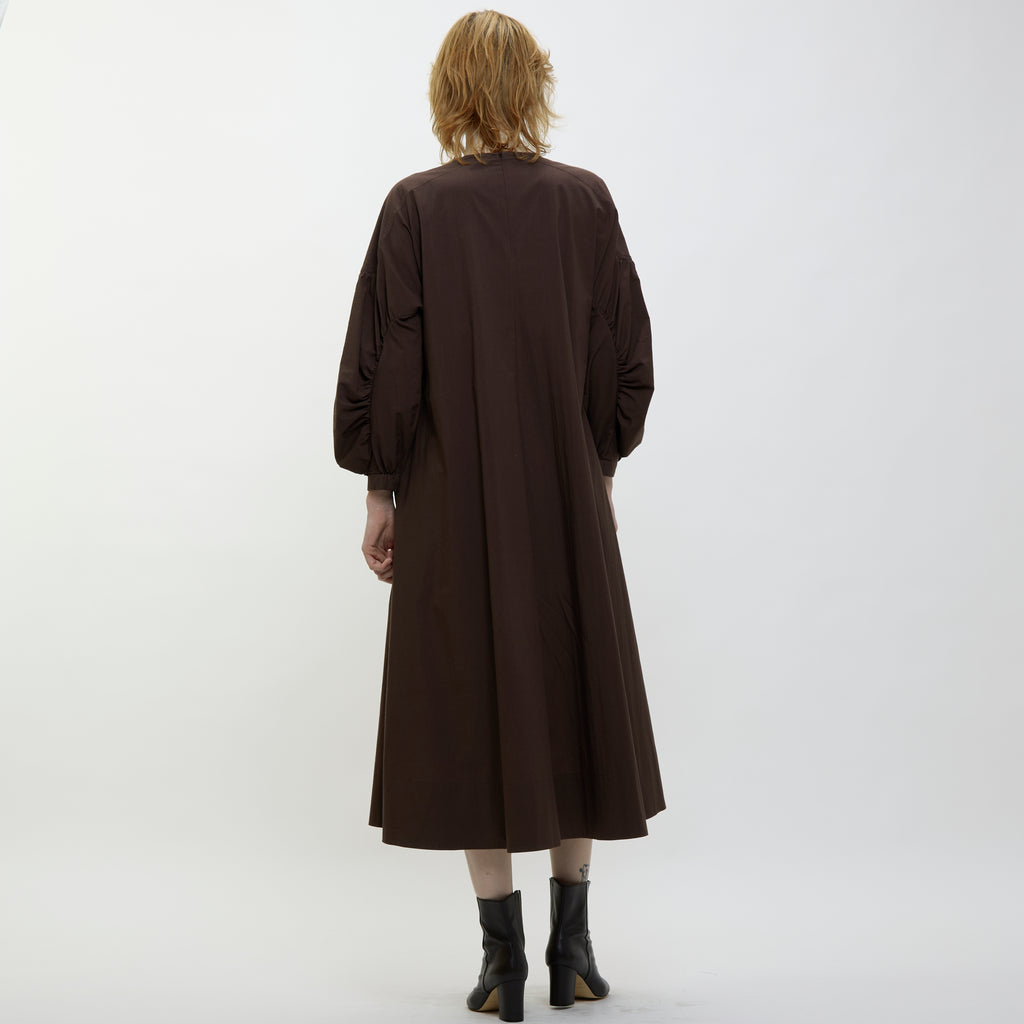 24AW CURVE SLEEVE DRESS - DARK BROWN